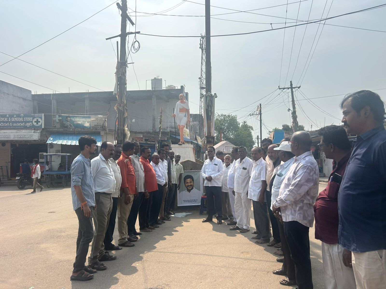 ముఖ్యమంత్రి చిత్రపటానికి పాలాభిషేకం