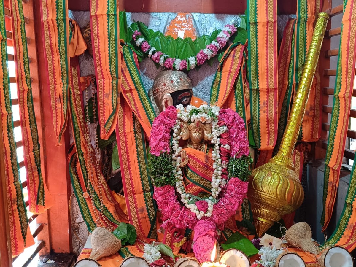 దక్షిణముఖ ఆంజనేయస్వామికి కండువాలతో అలంకరణ