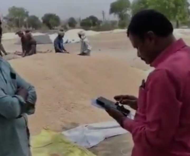 ధాన్యం కొనుగోలు కేంద్రాలను పరిశీలించినMRO