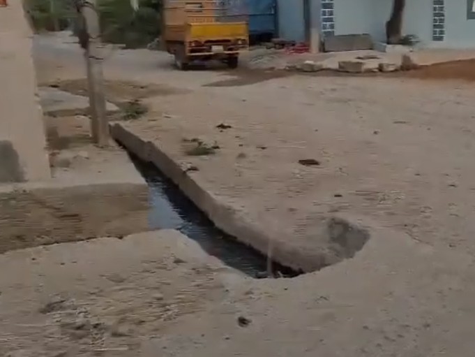 త్రిపురవరం-శ్రీరంగాపురం రోడ్డుపై ప్రమాదకరంగా గుంత