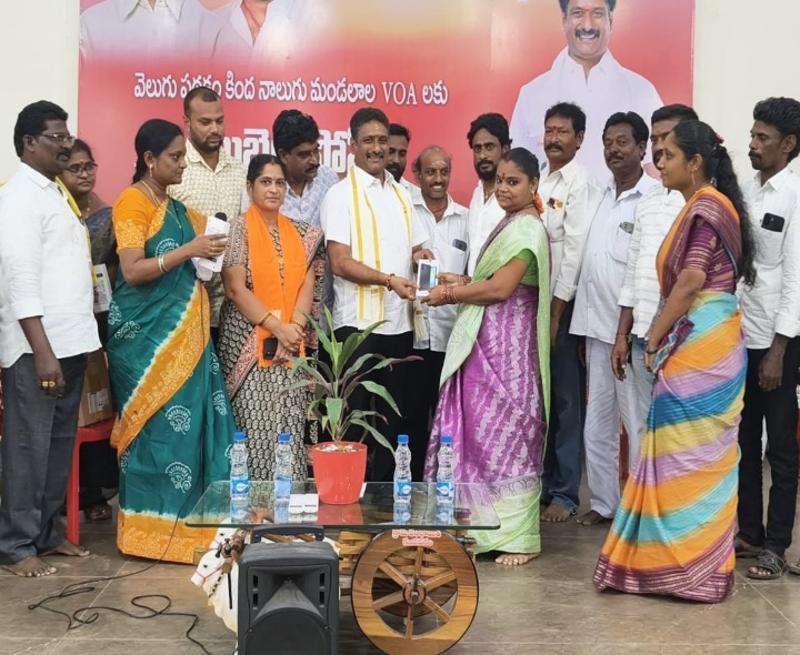 డ్వాక్రా సంఘాలకు స్మార్ట్‌ఫోన్లు అందజేసిన ఎమ్మెల్యే