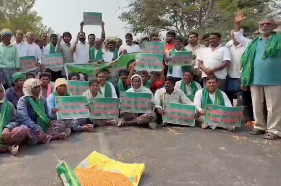 అన్నదాతల రాస్తారోకో.. పాల్గొన్న మాజీమంత్రి ఎర్రబెల్లి