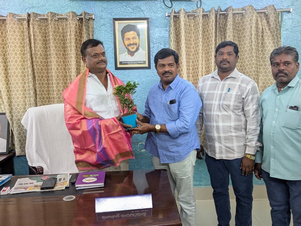 మున్సిపల్ ఛైర్మన్‌ను కలిసిన కమిషనర్