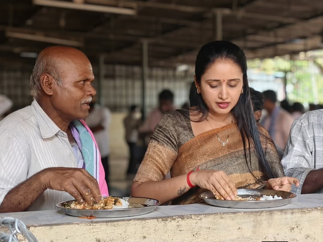 రైతులతో కలిసి భోజనం చేసిన ఛైర్‌పర్సన్