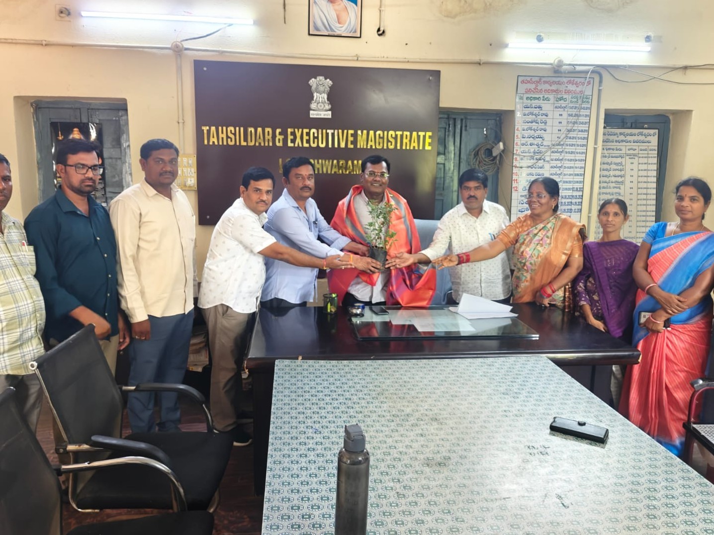 బాధ్యతలు స్వీకరించిన లోకేశ్వరం నూతన తహసీల్దార్‌