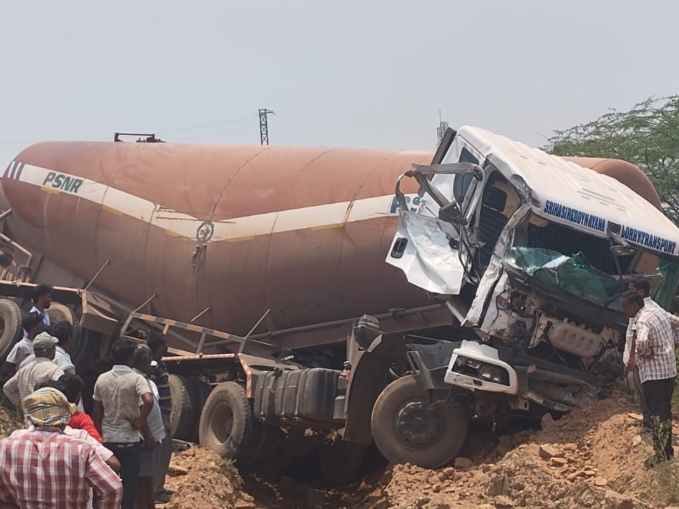 తృటిలో తప్పిన పెద్ద ప్రమాదం