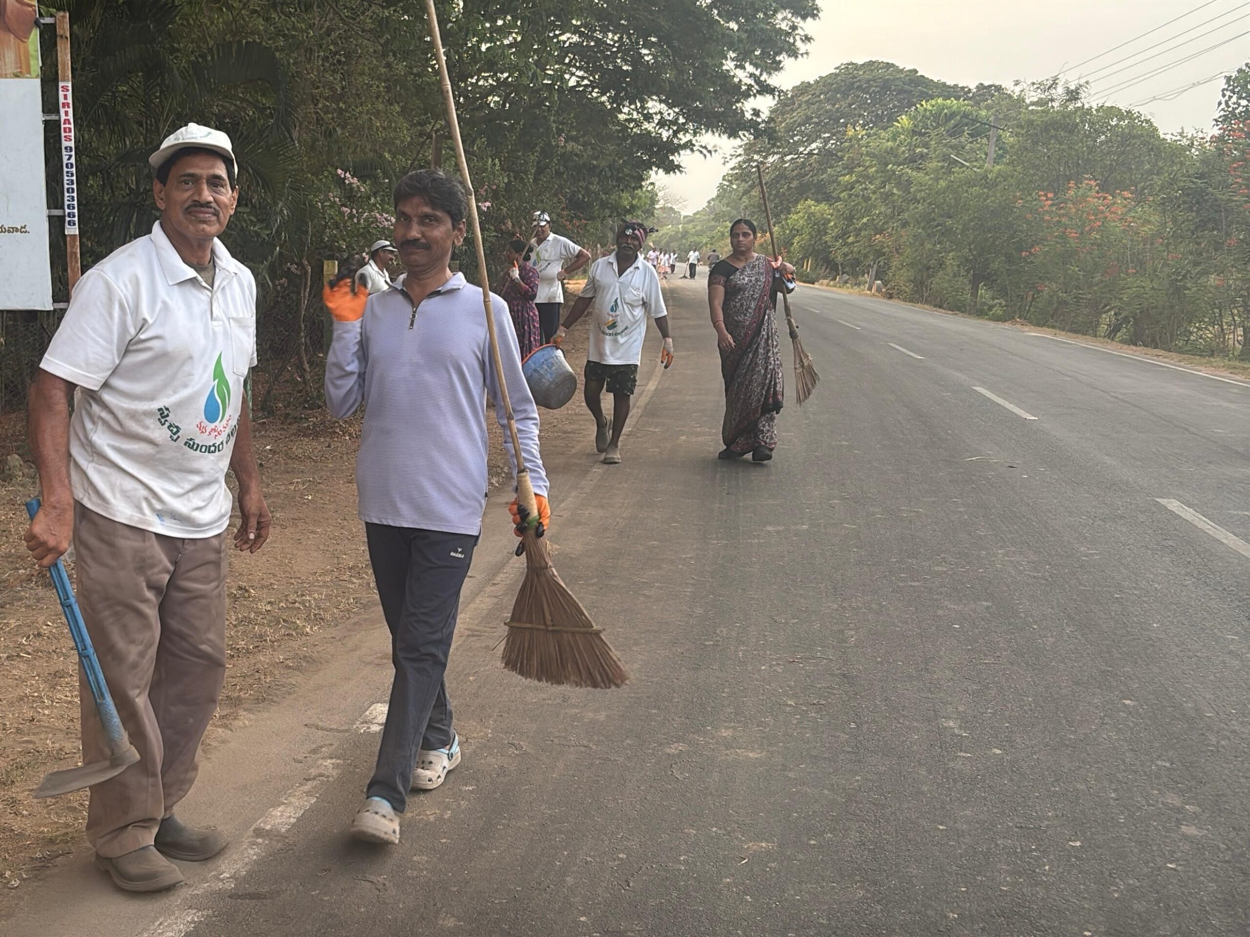 రహదారిలో స్వచ్ఛ సుందర చల్లపల్లి కార్యక్రమం