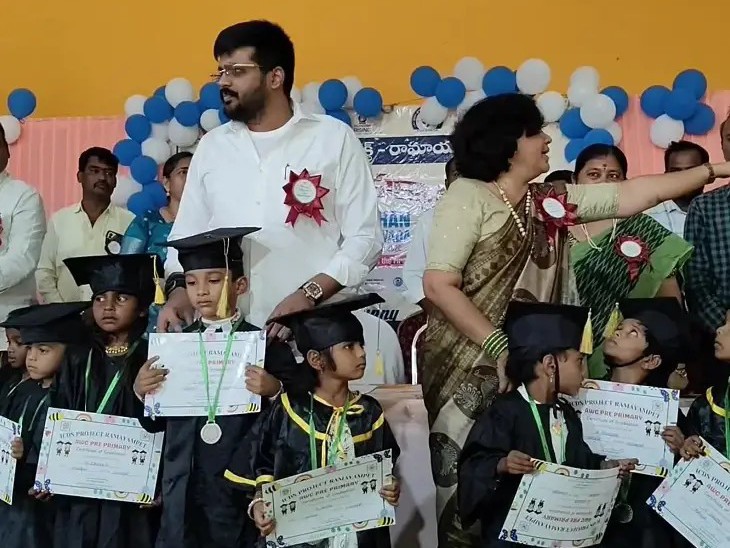 విద్యార్థులకు గ్రాడ్యుయేషన్ సర్టిఫికెట్లు అందించిన ఎమ్మెల్యే