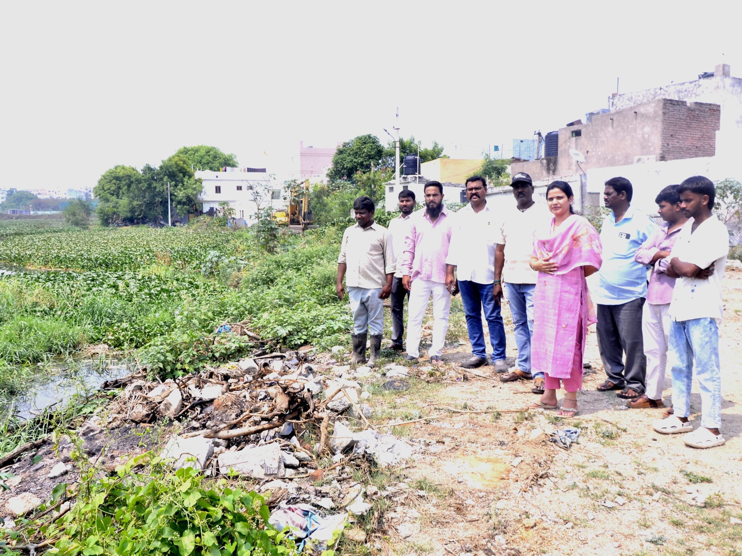 గుర్రపు డెక్క తొలగింపు పనులను పర్యవేక్షించిన కార్పొరేటర్