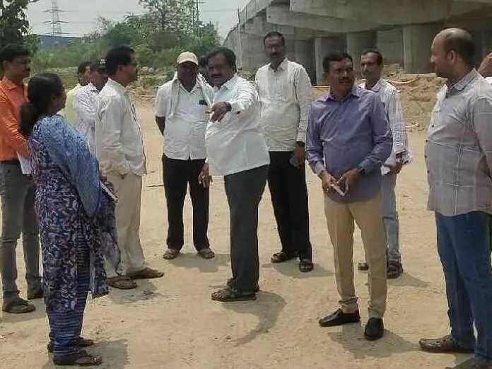 సర్వీస్ రోడ్డుపై అధికారుల విచారణ