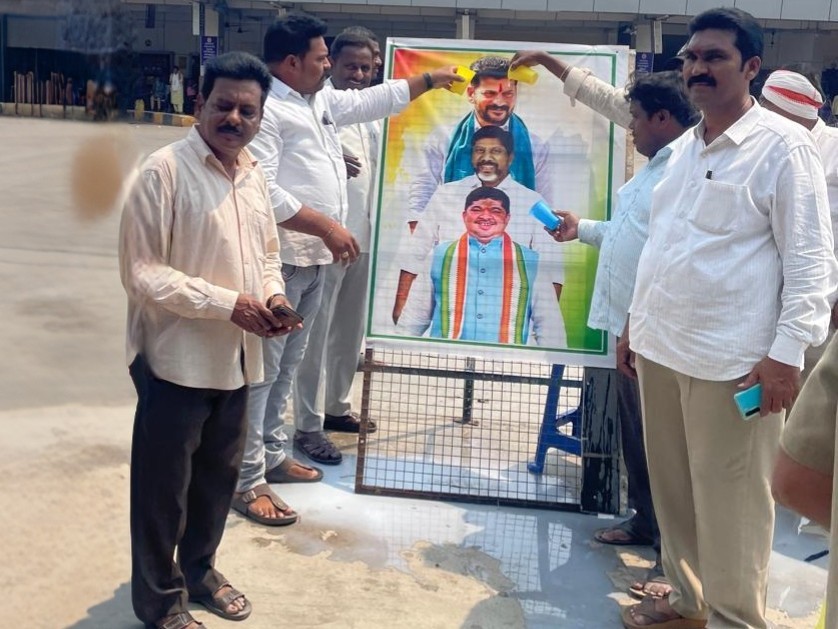 హుస్నాబాద్ బస్టాండ్‌లో ఆర్టీసీ కార్మికుల పాలాభిషేకం