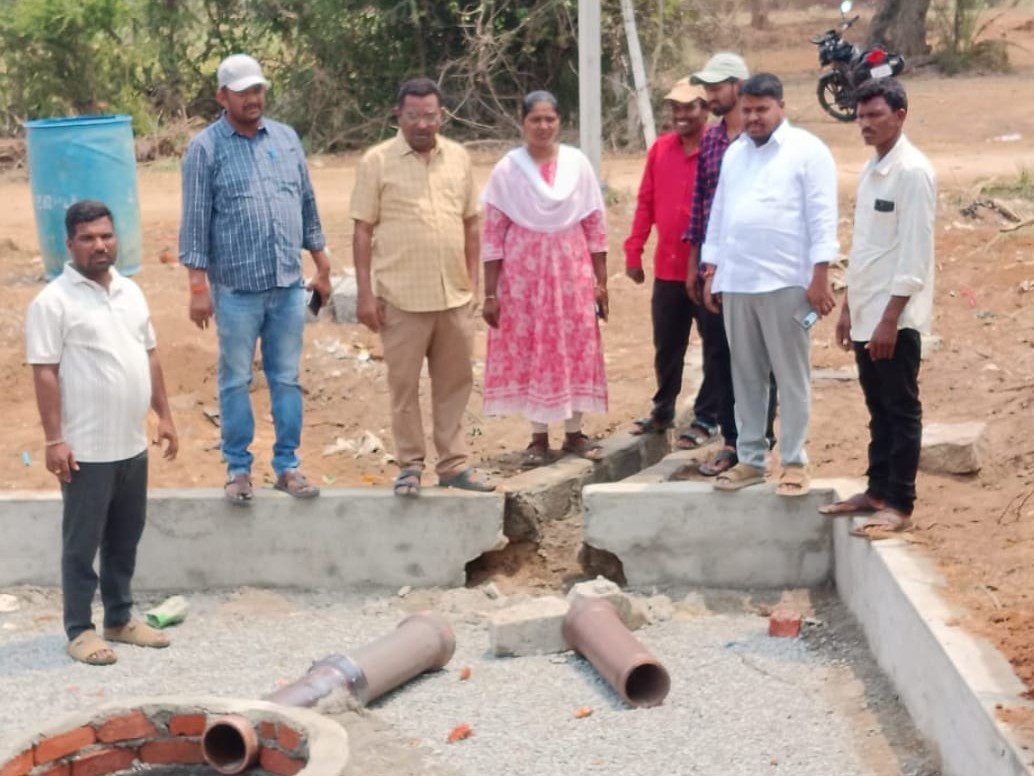 ఉపాధి హామీ పథకం పనులు పరిశీలించిన ఎంపీడీవో