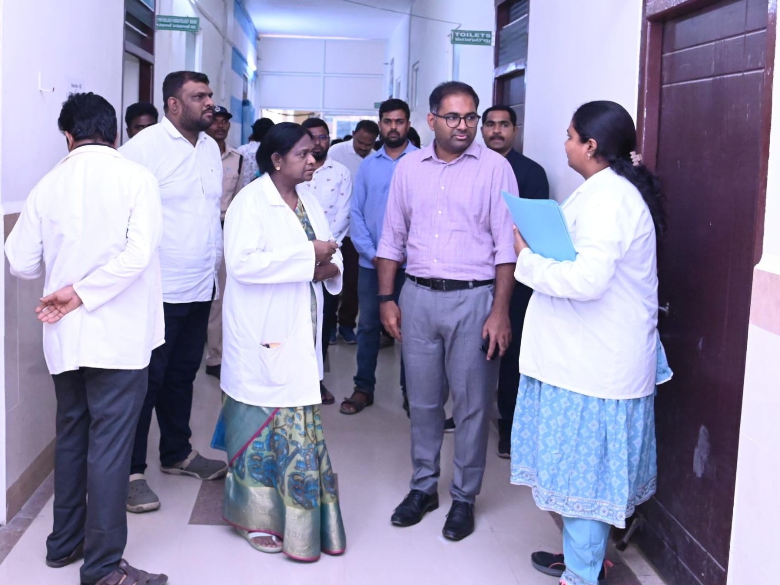 జిల్లాలో కలెక్టర్ సుడిగాలి పర్యటన