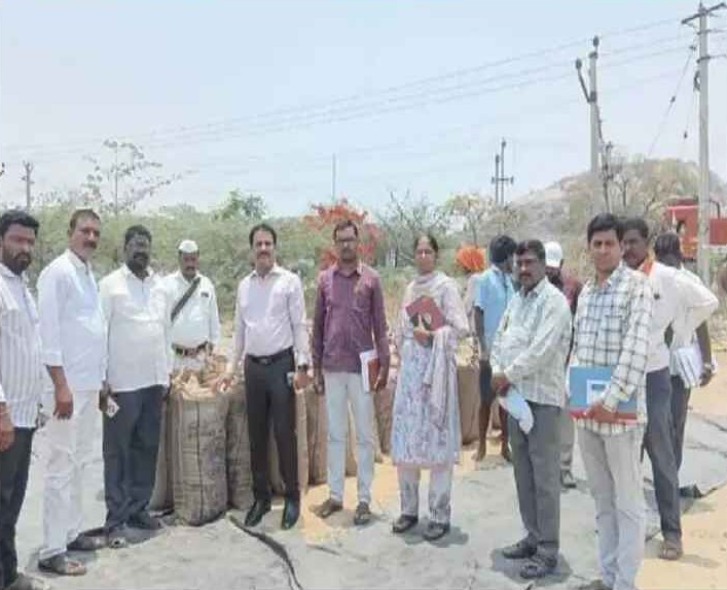 ధాన్యం కొనుగోలు కేంద్రాలను పరిశీలించిన JC