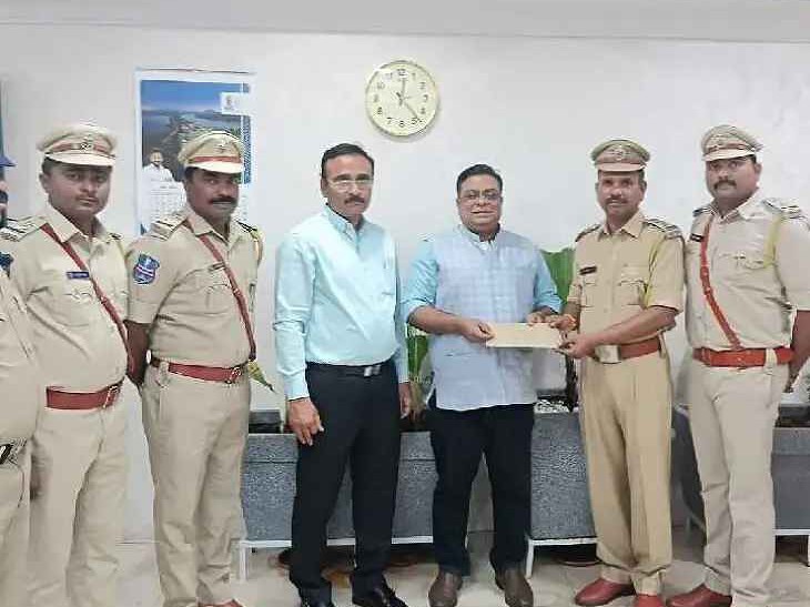 రివార్డు అందుకున్న ఎక్సైజ్ ఎస్సై రమేశ్