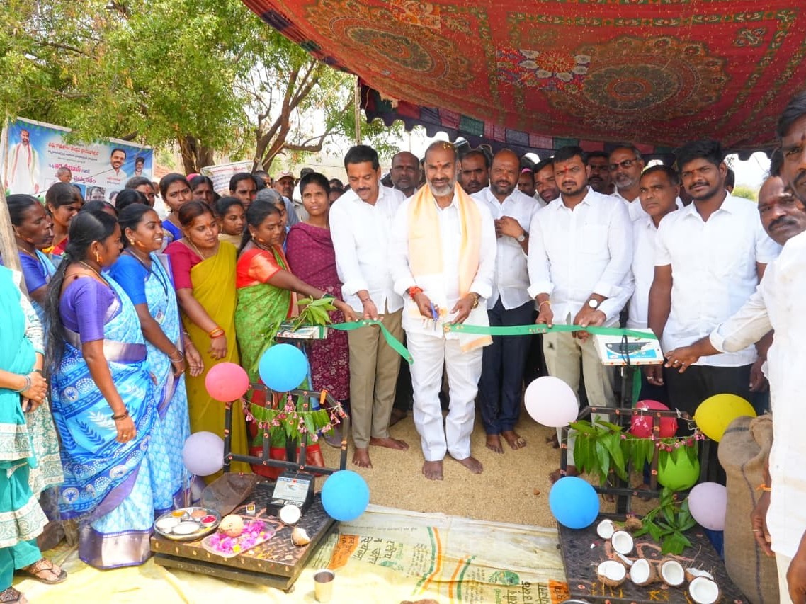 రైతులు వాణిజ్య పంటలను సాగు చేయాలి: ఎమ్మెల్యే