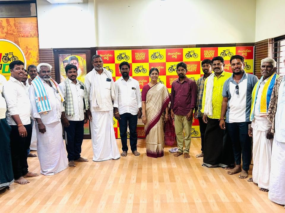 బీసీ ఇందిరమ్మను ఆహ్వానించిన ఆలయ కమిటీ సభ్యులు