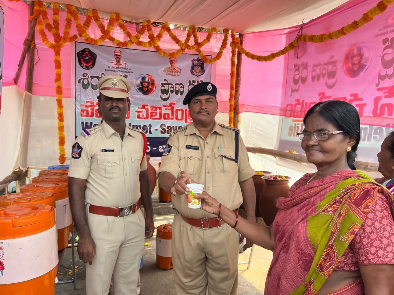 చలివేంద్రం ప్రారంభించిన డీఎస్పీ