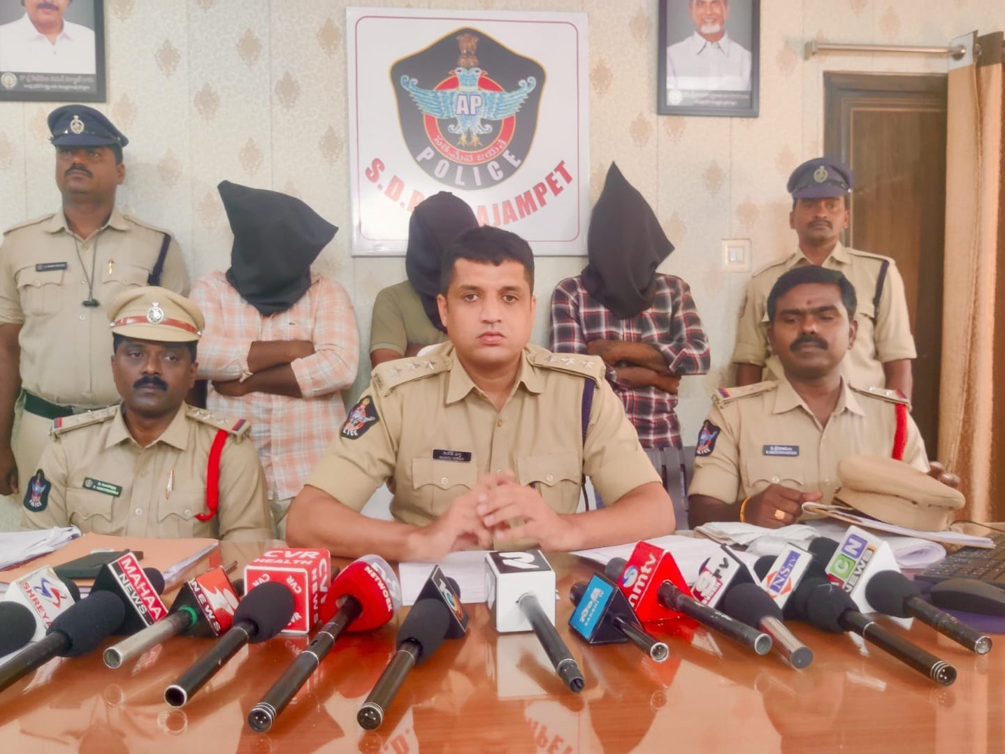 రౌడీలపై పోలీసుల చర్య.. నలుగురు అరెస్ట్