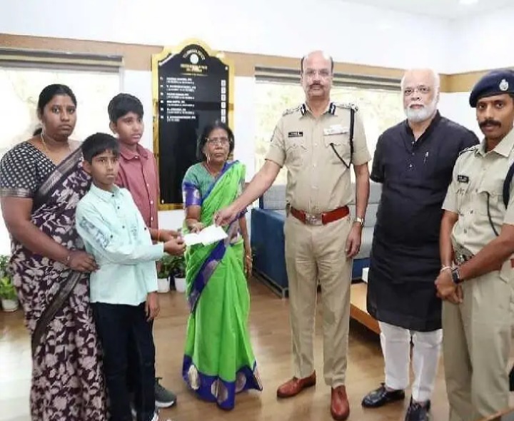 కానిస్టేబుల్ ప్రమోద్ కుటుంబానికి చెక్కు అందించిన డీజీపీ