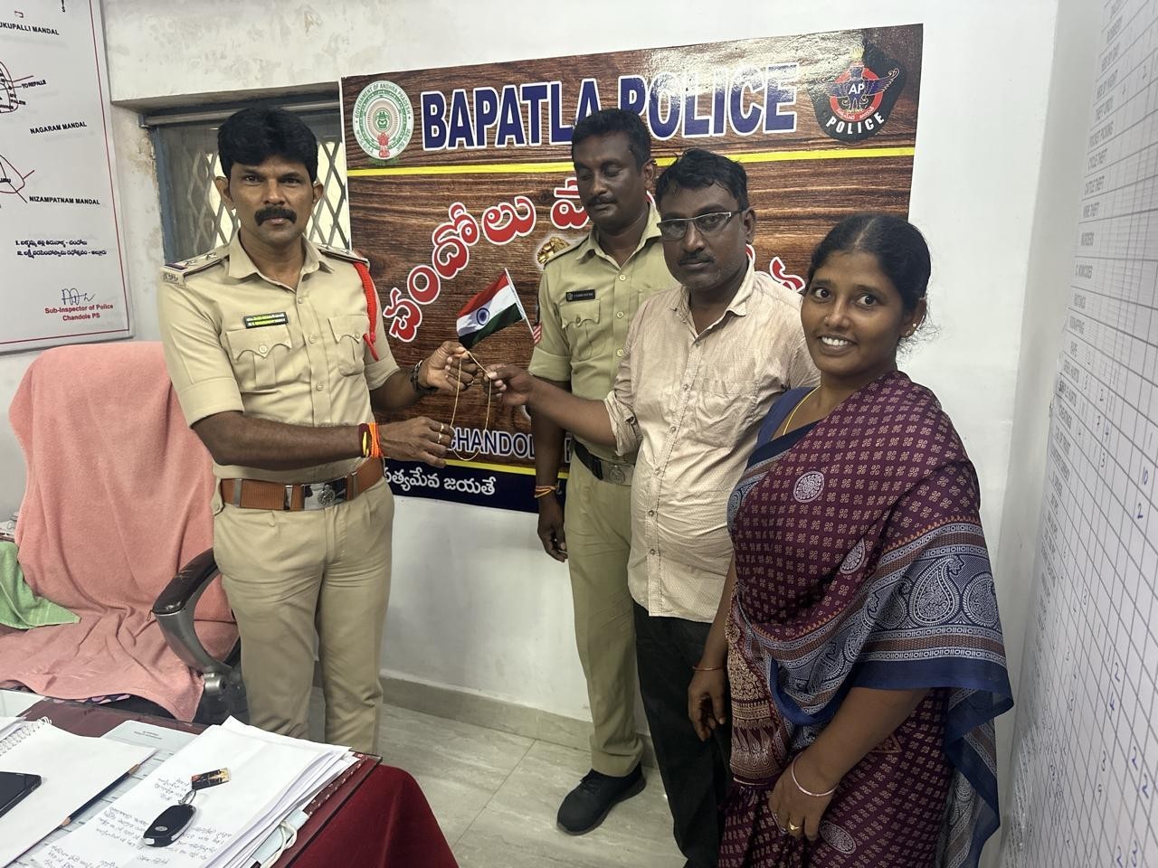 పోగొట్టుకున్న బంగారు గొలుసు అందజేత