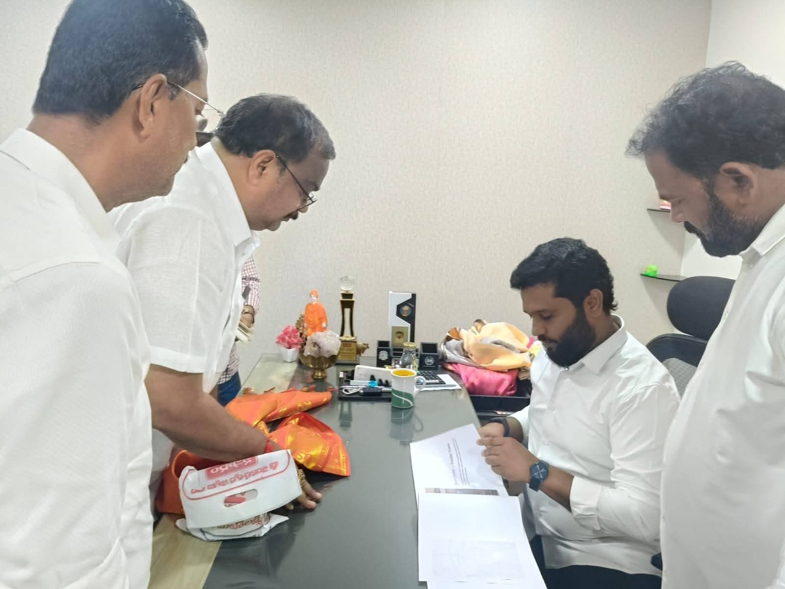 ఎమ్మెల్యేకి బ్రహ్మోత్సవాల ఆహ్వానం