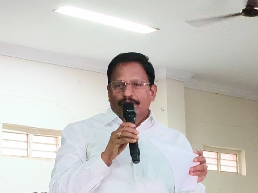 పబ్లిక్ మీటింగ్లలో కాదు.. ప్రజా క్షేత్రంలో ఉండు : ఎమ్మెల్యే