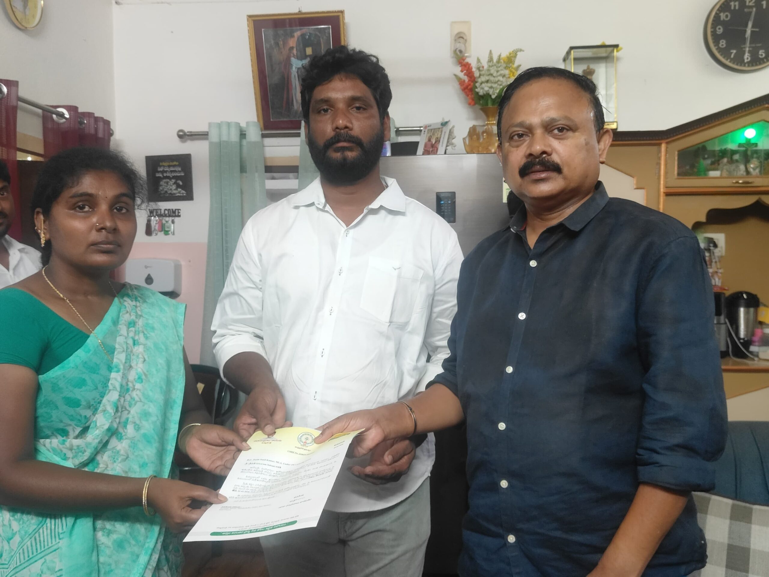 సీఎం సహాయ నిధి పంపిణీ చేసిన ఎమ్మెల్యే