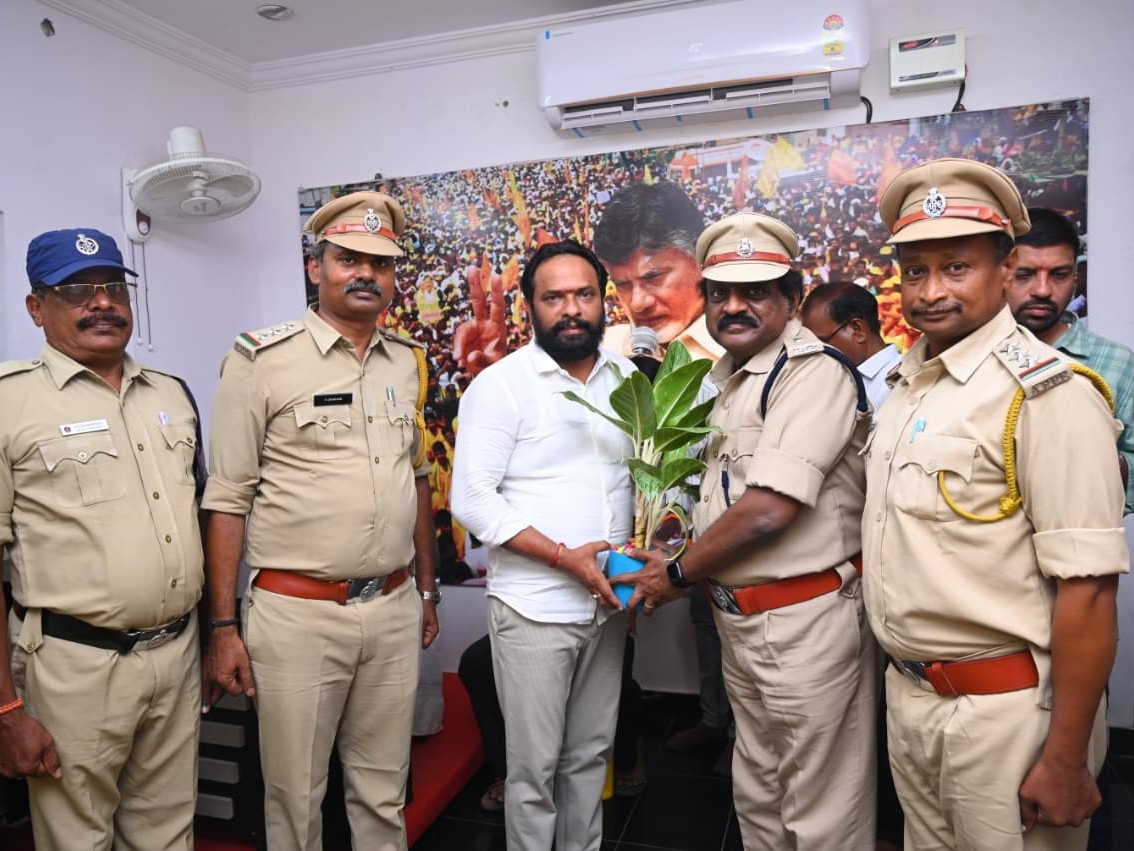 మంత్రి సుభాష్‌ను కలిసిన ఎక్సైజ్ సూపరెంటెండెంట్