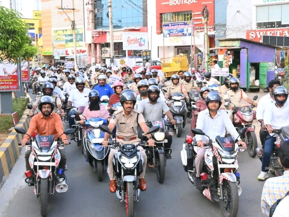 హెల్మెట్ ధరించడం భారం కాదు బాధ్యత: SP