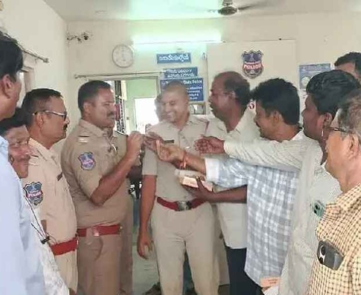 పోలీసులకు స్వీట్లు పంపిణీ చేసిన ఆర్టీసీ కార్మికులు