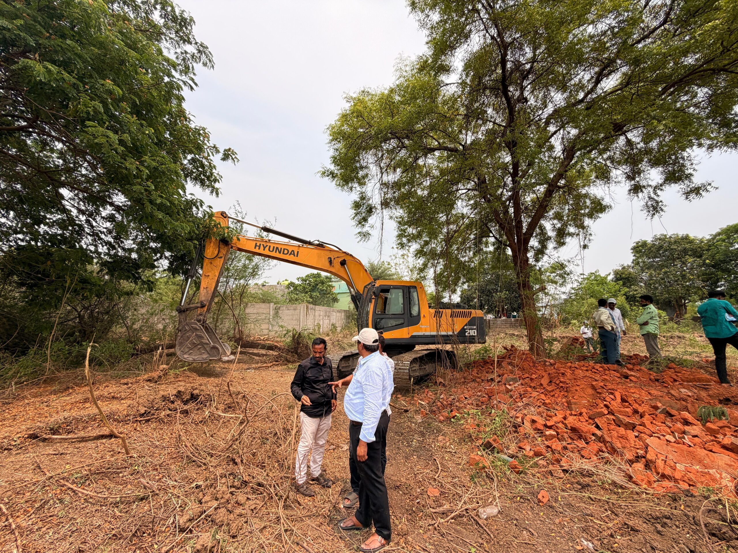 చెరువు విస్తీర్ణంలో నిర్మించిన అక్రమ నిర్మాణాల కూల్చివేత