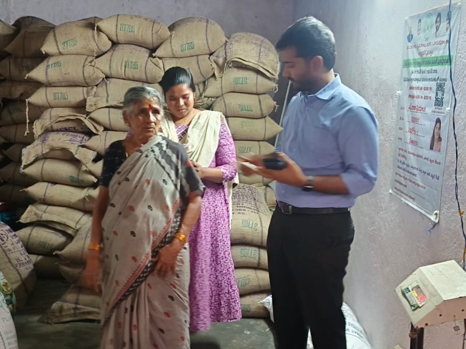 నిత్యా సరుకుల పంపిణీని పరిశీలించిన జేసీ