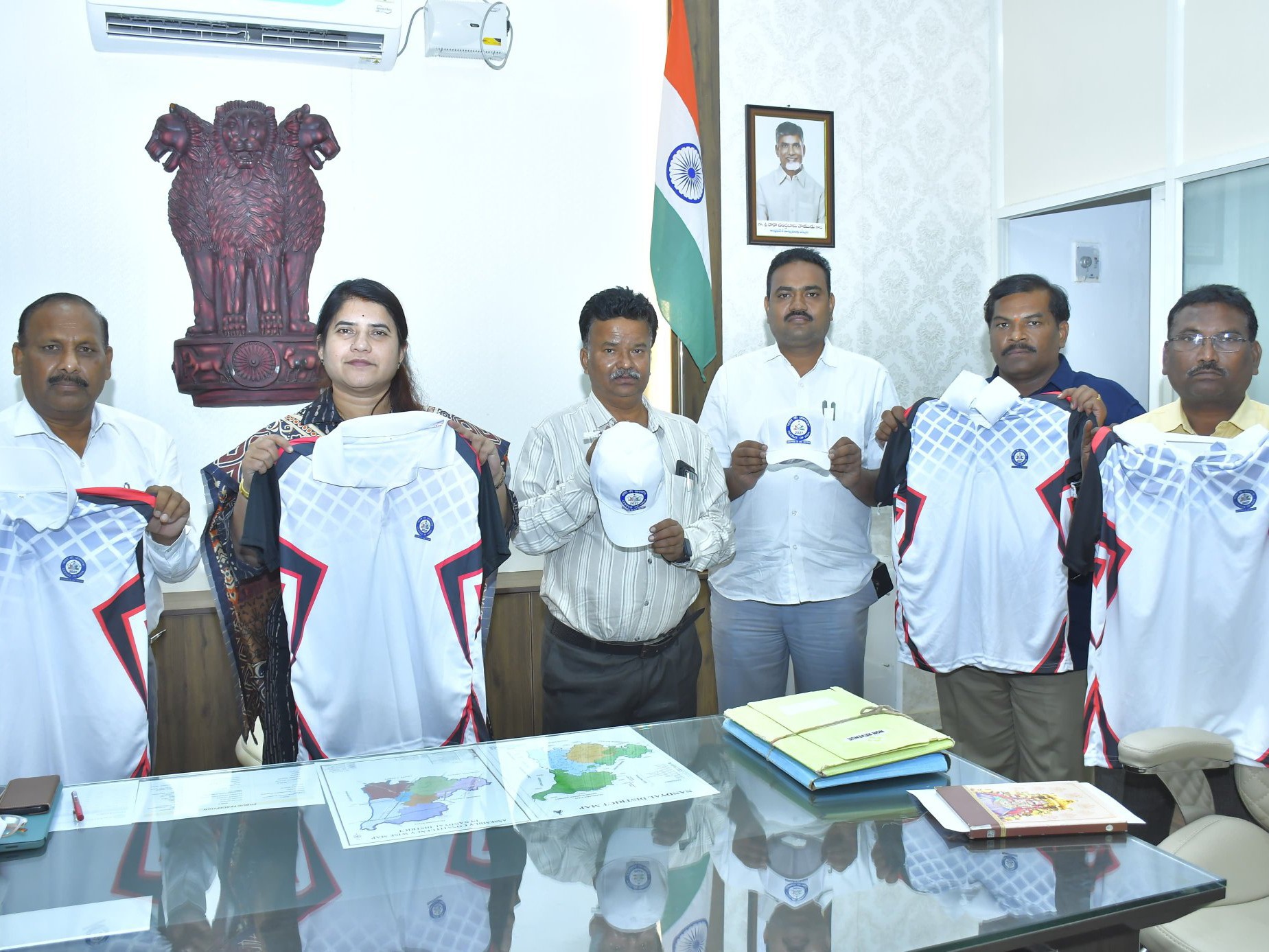 5కే రన్ టీ-షర్ట్‌లను ఆవిష్కరించిన కలెక్టర్