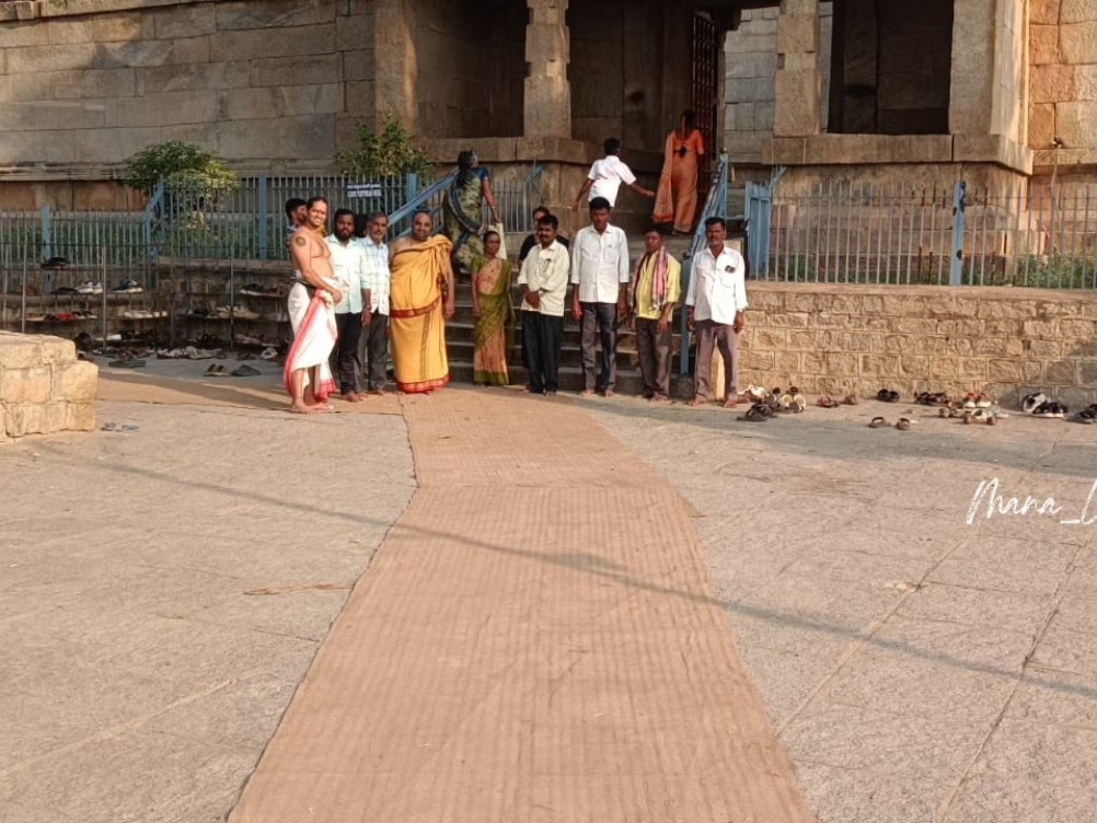 లేపాక్షిలో భక్తుల పాదాలు ‘చల్లని’ ఉపశమనం