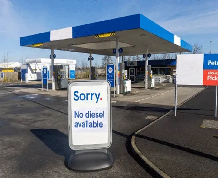 డీజిల్ కొరత.. మూతపడుతున్న బంకులు