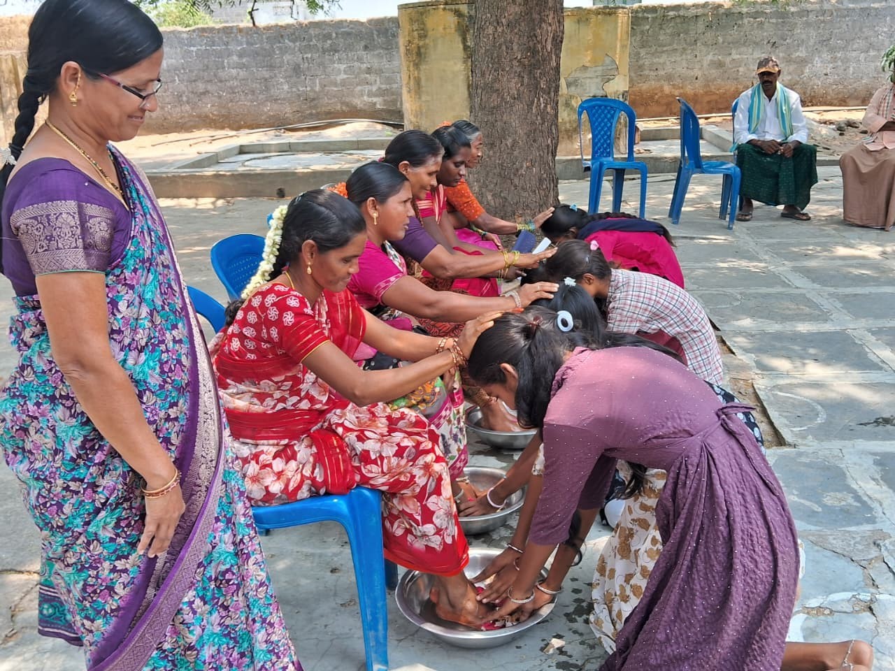 మాతృమూర్తులకు పాదపూజ చేసిన విద్యార్థినిలు