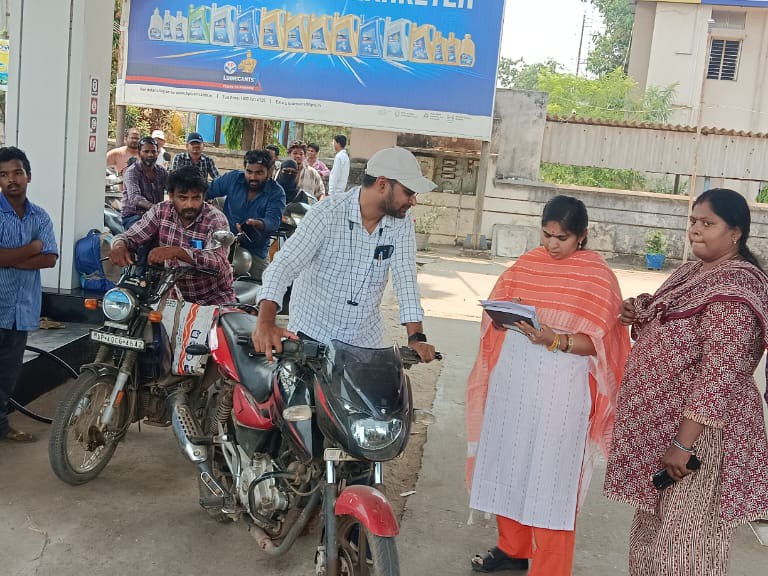 పెద్దాపురం పెట్రోల్ బంక్‌లో తహశీల్దార్ ఆకస్మిక తనిఖీలు