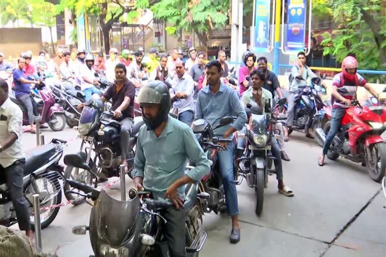 బంకుల్లో ‘నో స్టాక్’ బోర్డులు