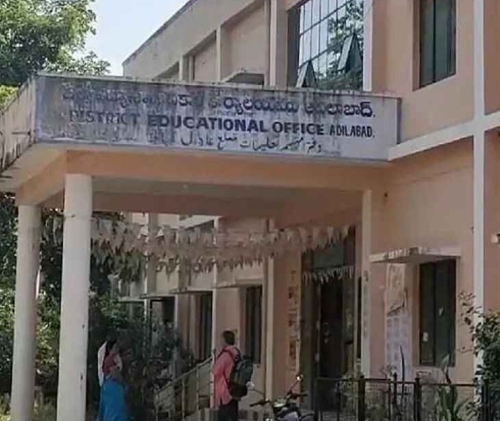 హిందీ ఉపాధ్యాయుడిపై సస్పెన్షన్ వేటు