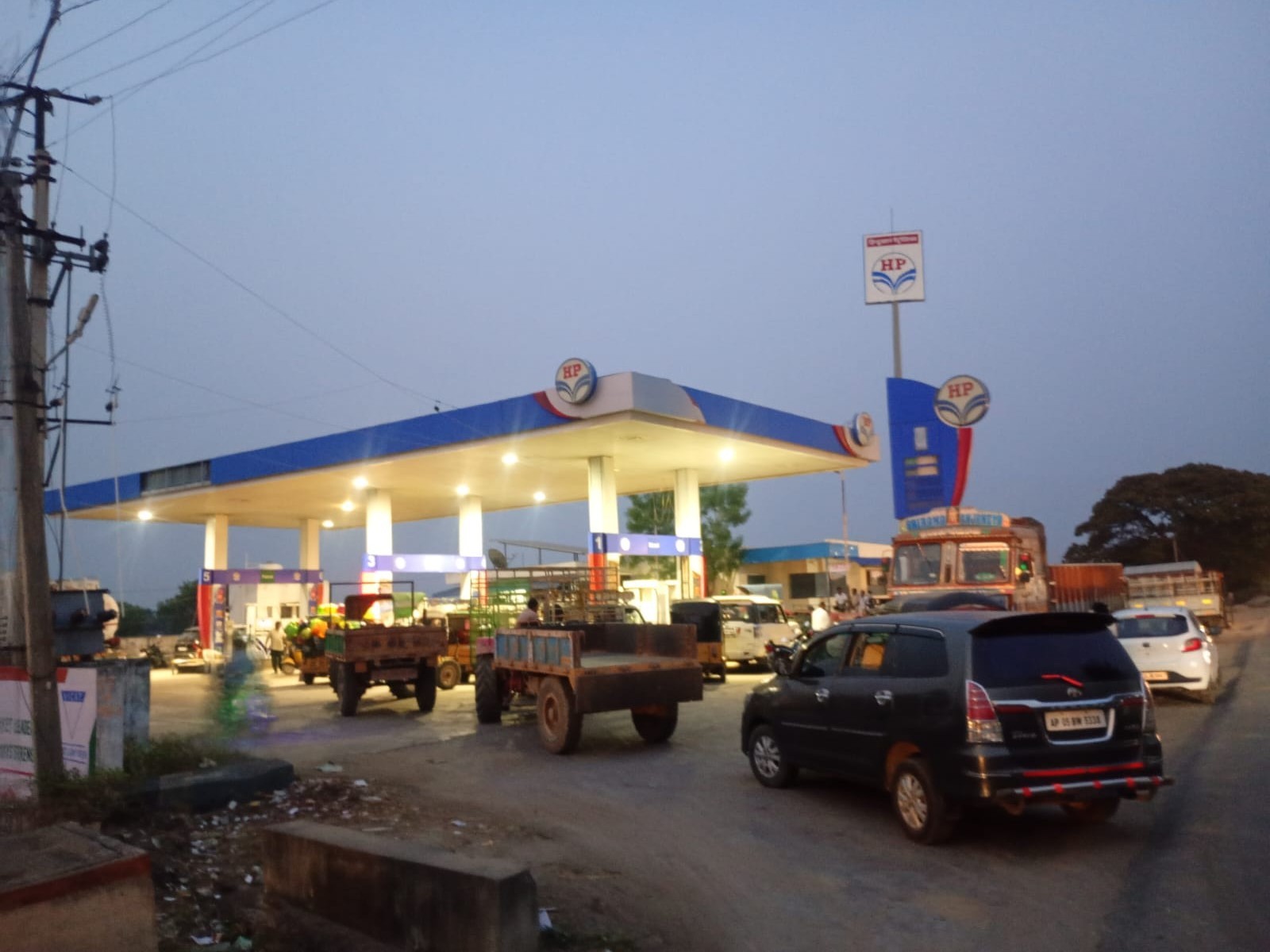 పెట్రోల్ బంకుల వద్ద భారీగా రద్దీ