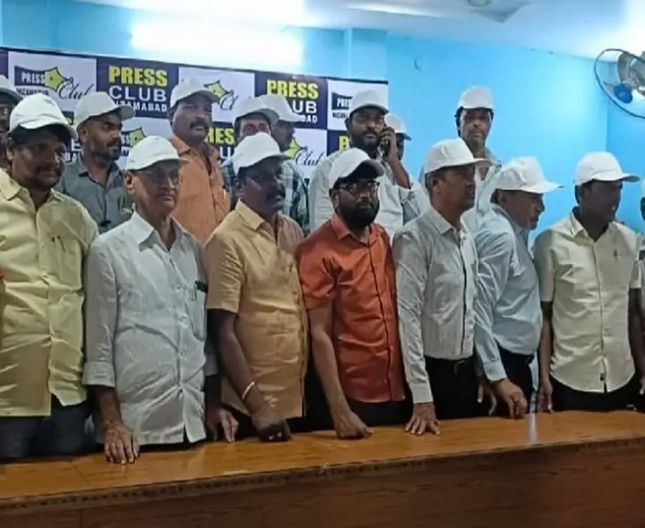 జర్నలిస్టులకు టోపీల పంపిణీ