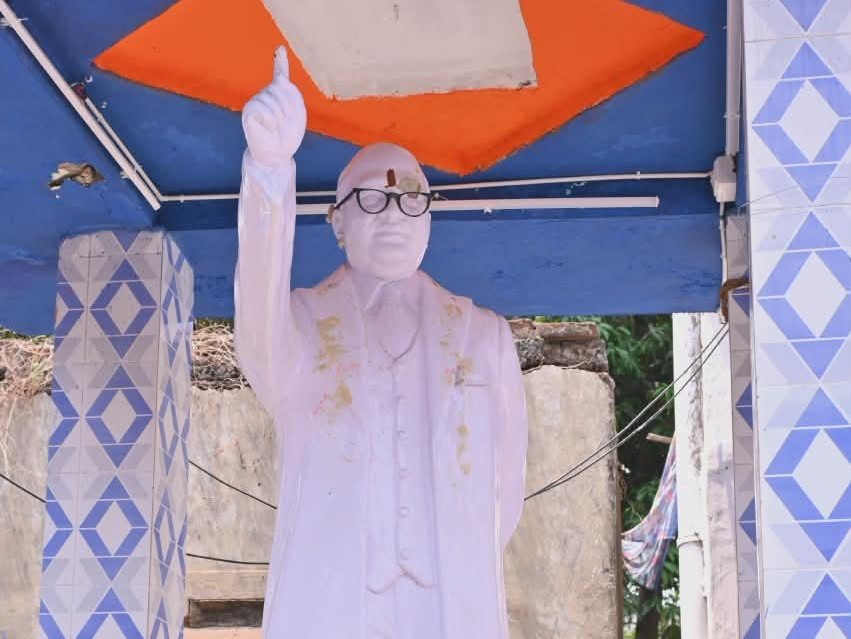 అంబేద్కర్ విగ్రహం పై రాళ్లతో దాడి