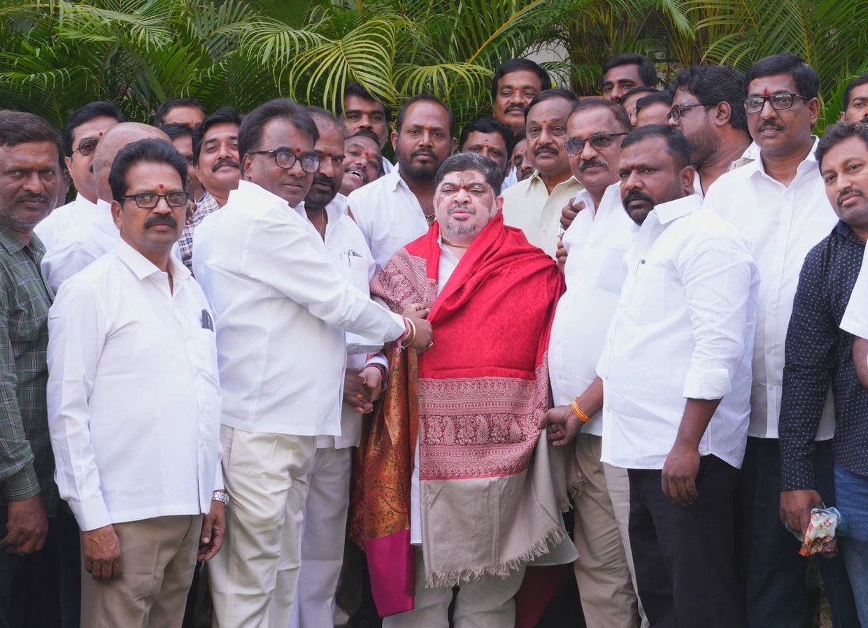 మంత్రి పొన్నంను సత్కరించిన ఆర్టీసీ జేఏసీ నేతలు