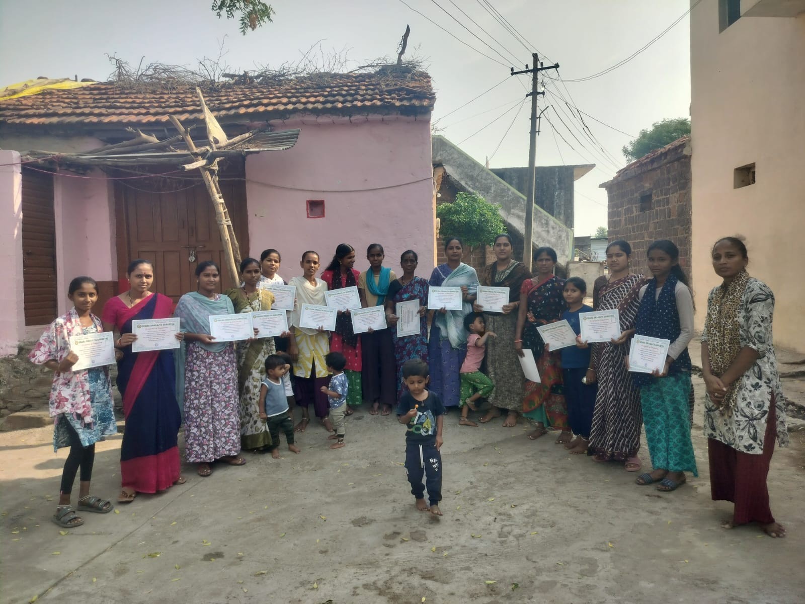 మహిళలకు శిక్షణ సర్టిఫికెట్లు అందజేత