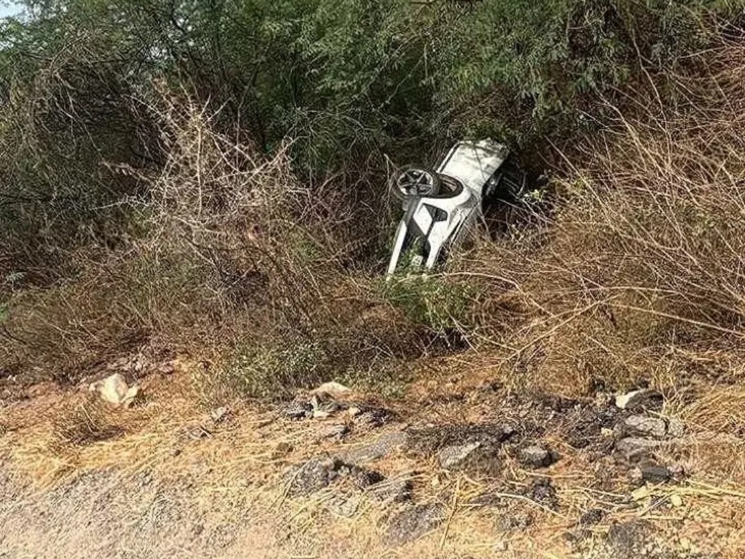 పొదల్లోకి దూసుకెళ్లిన కారు.. తప్పిన ప్రమాదం