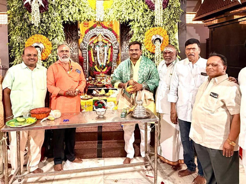 అమ్మవారిని దర్శించుకున్న మాజీ కార్పొరేటర్