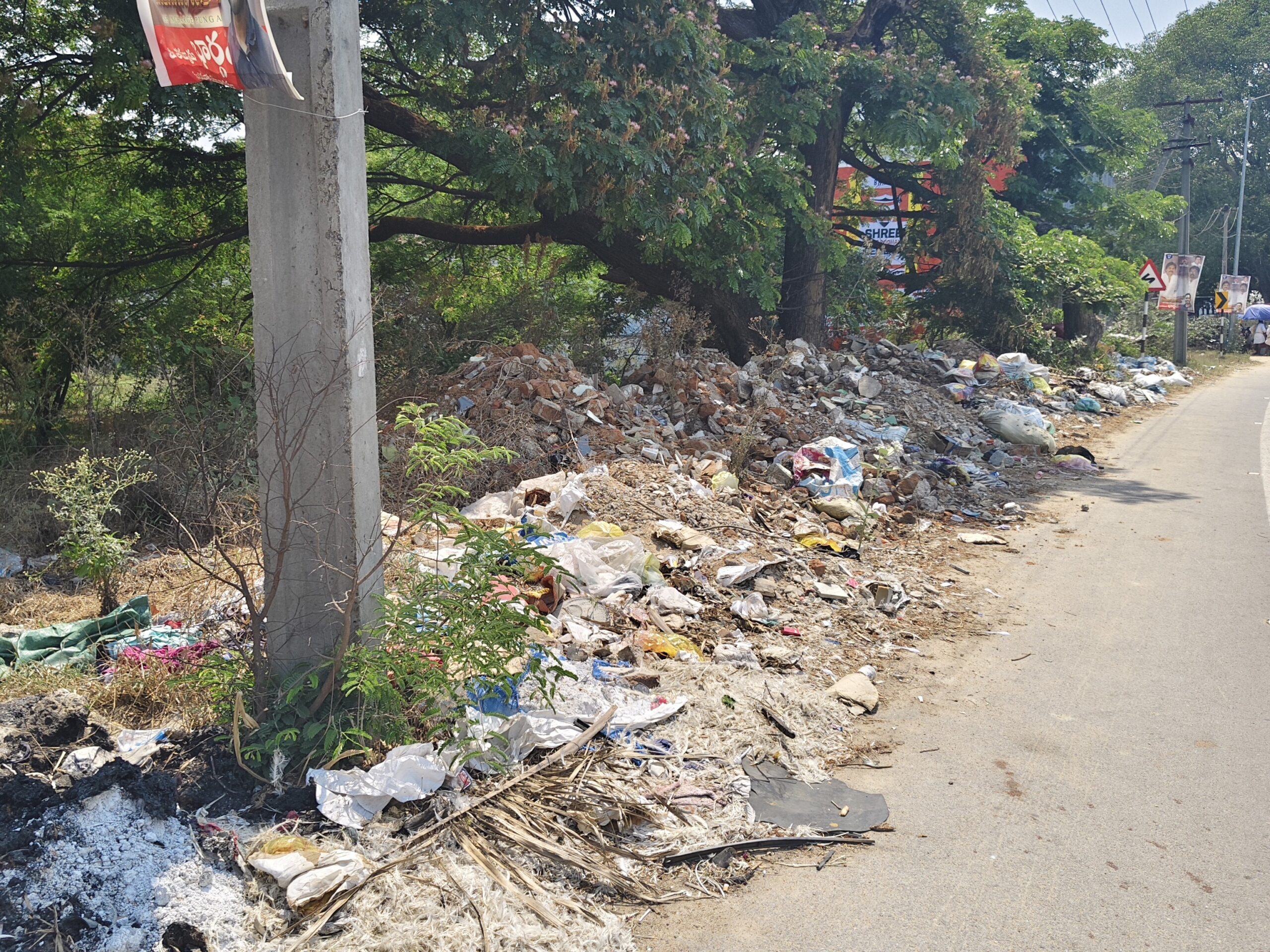 జాతీయ రహదారి పక్కన మట్టికుప్పలు