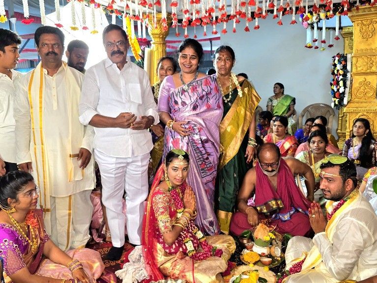 నూతన వధూవరులను ఆశీర్వదించిన చల్లా శ్రీలక్ష్మి