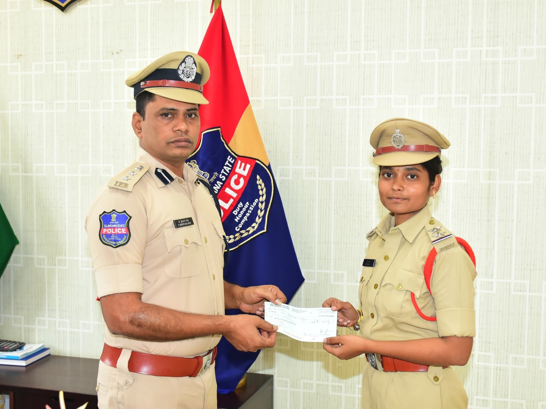 వ్యాసరచన పోటీల్లో మహిళా పోలీసుల ప్రతిభ